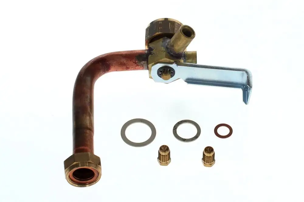 BOSCH Rücklaufrohr aus Kupfer und Metall mit zugehörigen Dichtungen und Verbindungsteilen auf hellem Hintergrund.